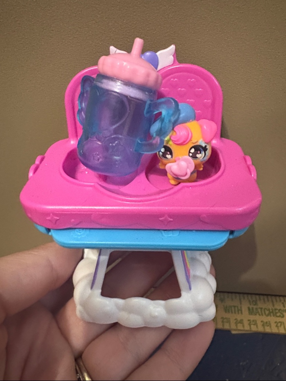 Hatchimals Alive, Hungry Playset with Highchair Toy and Mini Figure